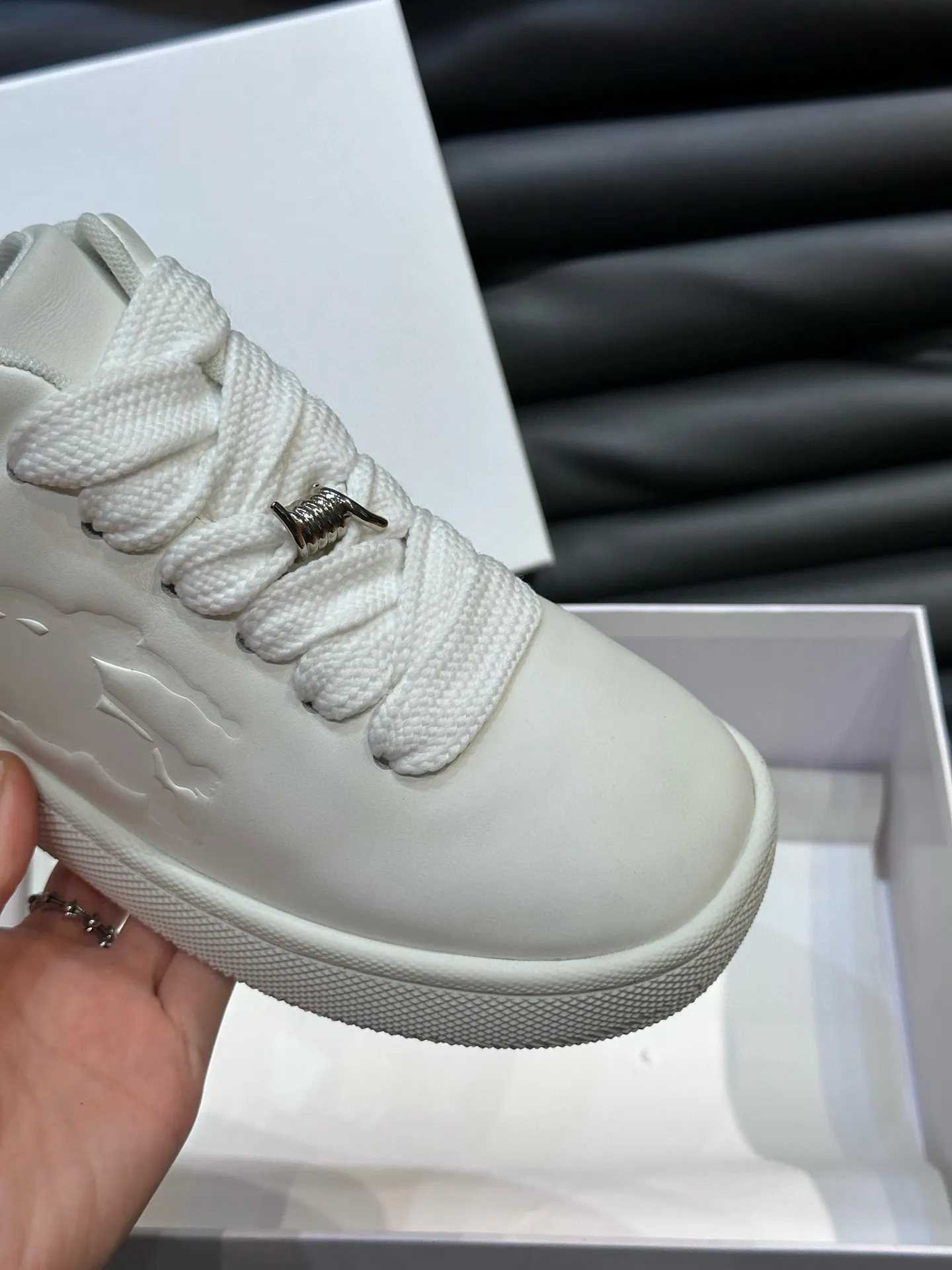 Factory price: 500💰Burberry Box series👫Thick-soled casual sports shoes for couples, cool sneakers and bread shoes, purchased and developed from the original version, the top version of the Box series sports shoes, made of original plaid/knitted fabric, embellished with embossed Equestrian Knight logo (EKD). Made of mesh lining, the laces are decorated with metal coils, the rubber sole is decorated with the Burberry letter logo, and the original molded 3.5CM two-color T men's shoe 💰U outsole! Code number: 35-45 (35-45 customized)
